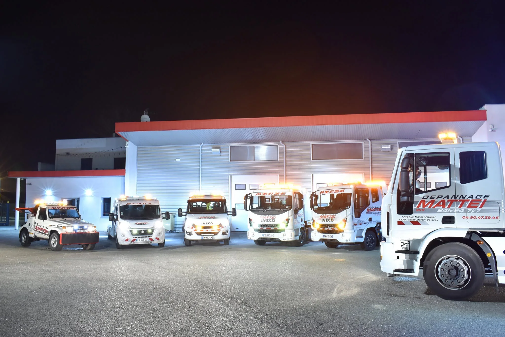 Flotte de véhicules de dépannage Mattei devant l'atelier de Saint-Martin-de-Crau
